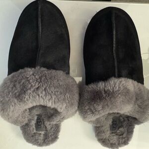 UGG Scuffette slippers - black suede with grey fur. Size 7